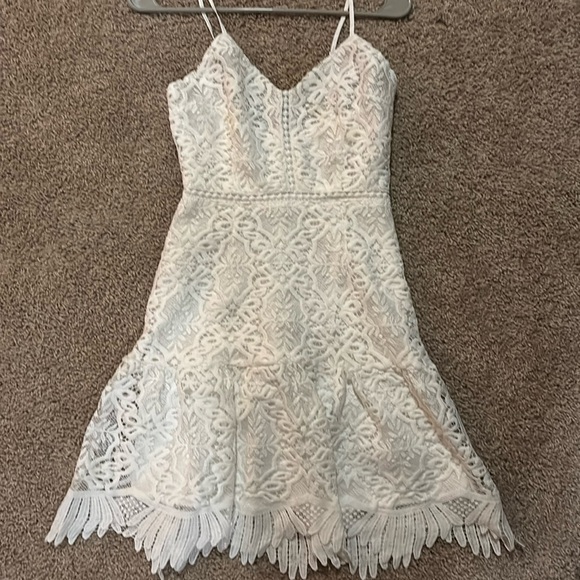 BB Dakota Dresses & Skirts - BB Dakota dress. White lace. Size 2.